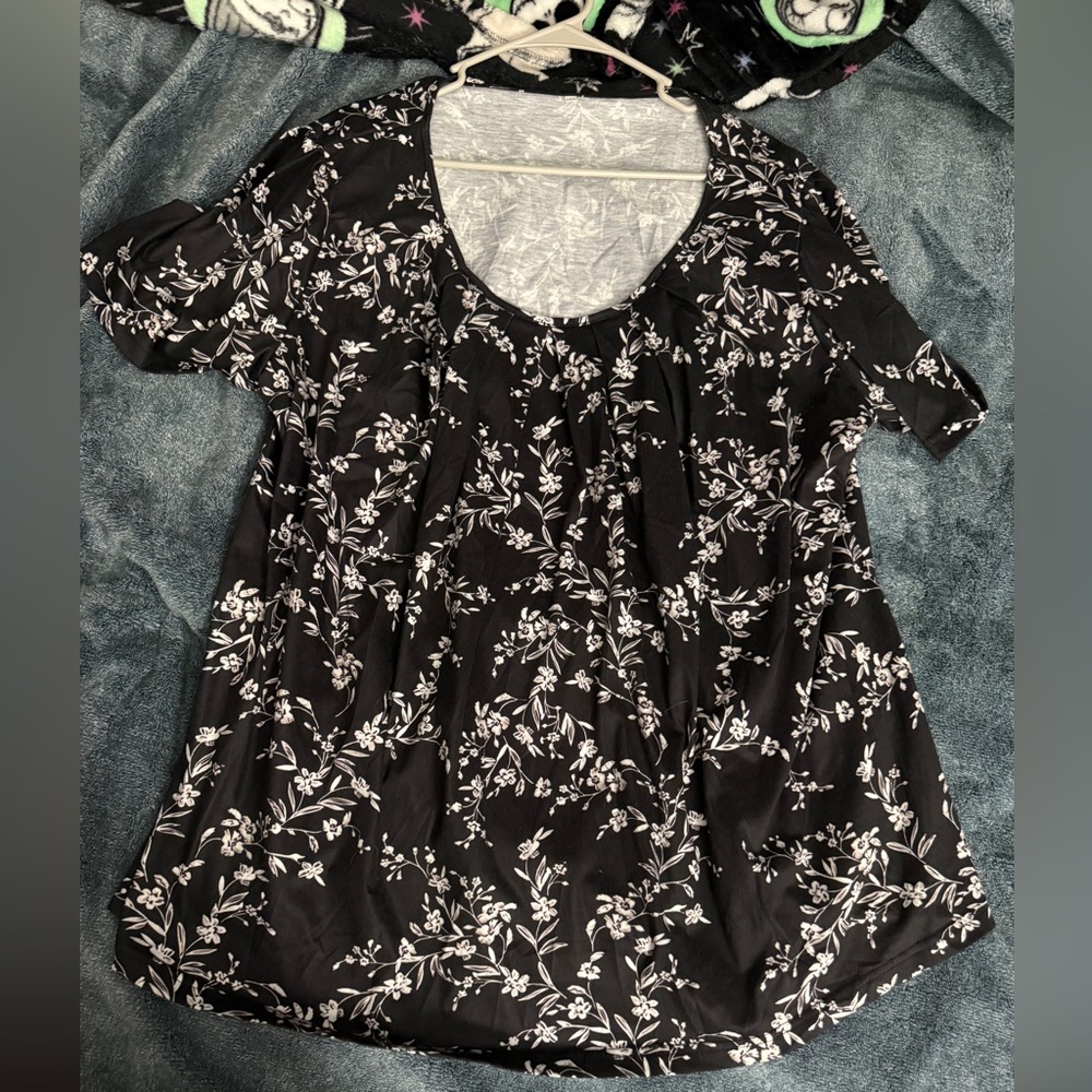 Floral Print black Top   new without tag